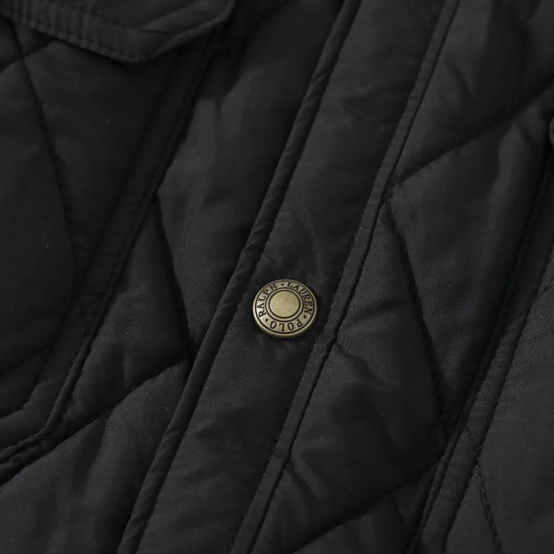 P370 #59 Ralph Lauren classic rhombus quilted cotton jacket for men and women. Inspired by retro workwear, it blends with contemporary British style. The imported machine-pressed rhombus quilting is accurately aligned, and the three-dimensional H-shaped tailoring is neat and slim. It is not bulky when layered in autumn and winter, and still maintains a light style.  Texture is reflected in the details: customized metal buckles, corduroy lapels, breathable eyelets under the arms, and slits on the hem, all replicating the brand's high-end genes. All excipients are standardized!  Five colors to choose from: black/khaki/brown/green/navy blue, easy to switch between commuting, leisure, and travel occasions. Function and appearance coexist: 37.5°C temperature control black technology, breathable and moisture-proof, anti-slip cotton patented fabric, temperature-locking, soft and waxy, durable and stylish. A retro warm-keeping item that can handle low temperatures calmly. The details are all made of craftsmanship, and the style has no limits. It has a classy look that will turn heads.  Color: Khaki Black Navy Green Brown Size: S M L